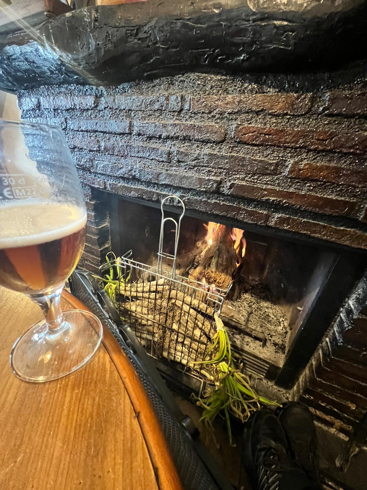 Cerveza chimenea bar restaurante Alpujarra ambiente